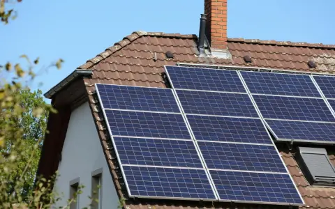 Panele słoneczne na dachu domu. Czy fotowoltaika to ściema? Zastanawiam się, ile energii faktycznie produkują te niebieskie płytki.