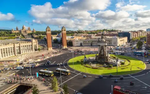 Widok na plac z fontanną i wieżami, idealny na weekend w Barcelona.