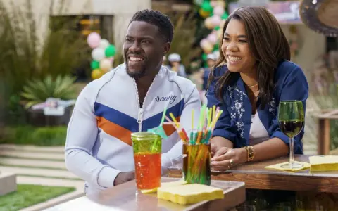 Kevin Hart i Regina Hall śmieją się przy barze, idealni do Netflix polecane filmy.