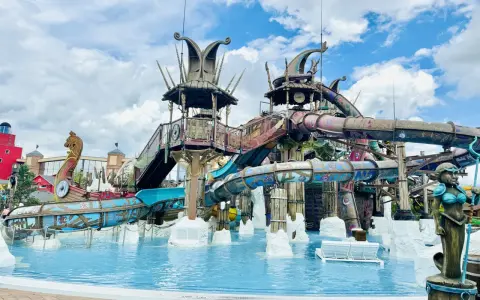 Der Rulantica Wasserpark mit Wikingerschiff-Rutsche und Meerjungfrauen-Statue. Ein Abenteuer für die ganze Familie!