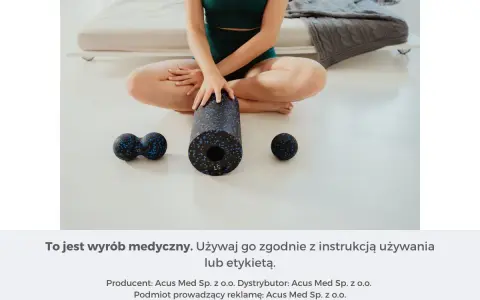 Kobieta siedzi na podłodze z wałkiem i piłkami do masażu. Różne masaż rodzaje dla relaksu.