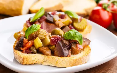 Bruschetta garnie d'un mélange coloré de légumes, évoquant les délices de Capoue.