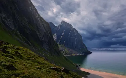 Majestatyczne góry Norwegii, jak z podręcznika filologii norweskiej, wpadają do spokojnego morza.