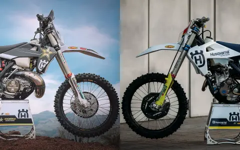 Dos motos Husqvarna, una lista para enduro y otra para motocross, muestran la diferencia entre ambas disciplinas.
