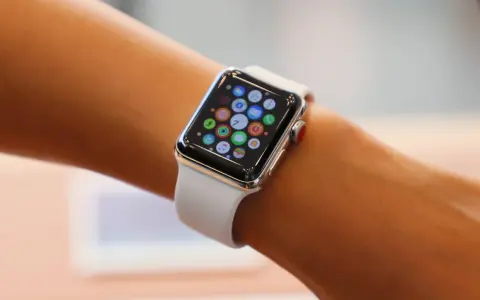 Apple Watch mit weißem Armband, das eine App-Übersicht zeigt. Ein Hard Reset könnte hier helfen, wenn die Uhr nicht reagiert.