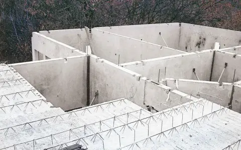 Budowa stropu filigran: betonowe elementy i zbrojenie na placu budowy.