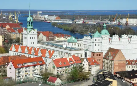 Widok na port i zamek w Szczecinie. Czy Szczecin jest nad morzem? Tak, port morski w Szczecinie jest połączony z Bałtykiem przez Zalew Szczeciński i rzekę Odrę.