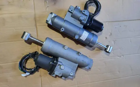 Deux vérins de trim moteur Yamaha, potentiellement pour résoudre un problème de trim.