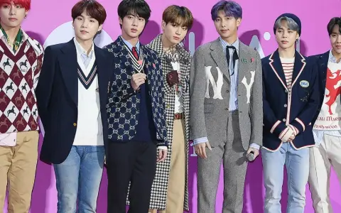 Siedmiu członków BTS w eleganckich strojach, gotowych na bts tour 2026.
