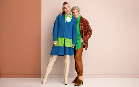 Dwie kobiety w stylowych, kolorowych strojach, prezentujące najnowsze trendy od skandynawskie marki odzieżowe.