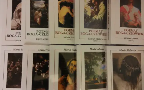 Okładki książek z serii "Poemat Boga-Człowieka" Marii Valtorty, przedstawiające obrazy religijne.