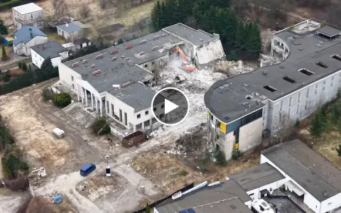 Ruiny hotelu Murat w Redzie, gdzie trwa rozbiórka. Maszyna budowlana niszczy budynek, odpowiadając na pytanie, dlaczego upadł hotel Murat w Redzie.