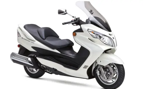 Biały Suzuki Burgman 400, skuter miejski. Rozważając suzuki burgman 400 wady i zalety, warto zwrócić uwagę na jego komfort i praktyczność.