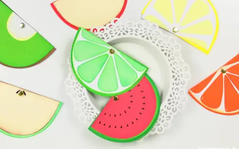 Kolorowe, owocowe zaproszenia na roczek diy: plasterki limonki, arbuza, cytryny, pomarańczy i jabłka.