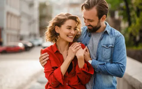 Uśmiechnięta para, on obejmuje ją ramieniem. Czy to oznaki flirtu w pracy, czy początek czegoś więcej?