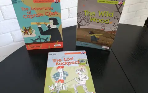 Książki do czytania po angielsku: "The Adventures of Captain Cook", "The Wild Wood" i "The Lost Backpack". Poziomy 1 i 2.