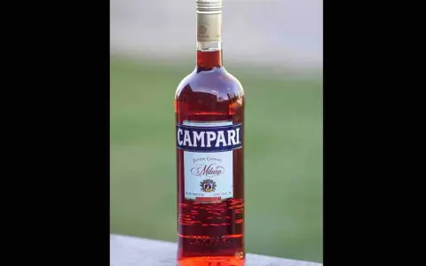 Butelka włoskiej gorzkiej wódki o intensywnej czerwonej barwie, z etykietą Campari Milano. Idealna do Aperol Spritz.