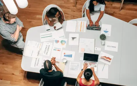 Zespół analizuje dane i strategie marketingowe, planując usprawnienia dzięki sales automation.