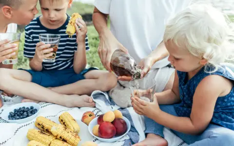 Co na piknik dla dziecka: najlepsze pomysły na jedzenie i zabawy