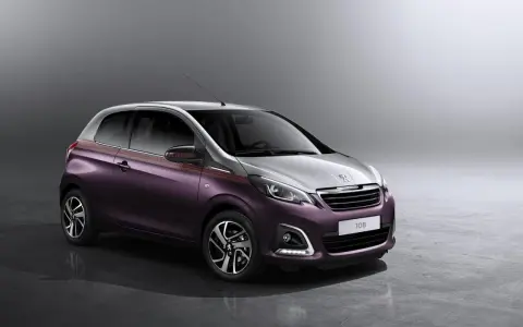 Fioletowo-srebrny Peugeot 108 z ozdobnymi pasami na karoserii.
