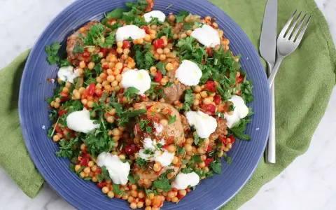 En härlig couscous sallad med kyckling, paprika och färska örter, toppad med krämig ost.