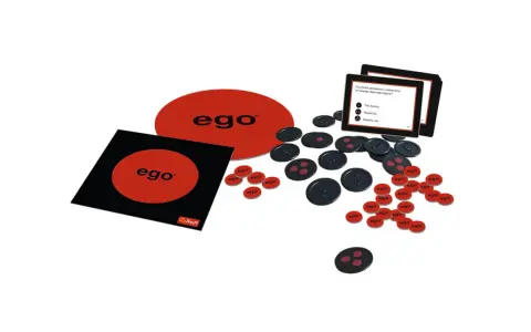 Gra "Ego" z kartami pytań i żetonami. Czy jesteś zadowolony/zadowolona ze swojego obecnego zajęcia? To jedno z pytań, na które gracze odpowiadają.