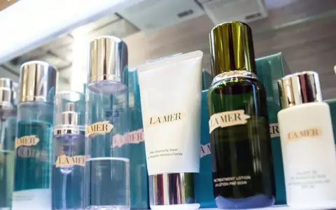 La Mer Kosmetikprodukte in Flaschen und Tuben, darunter eine weiße Tube und eine grüne Flasche.
