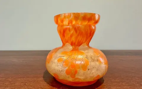 Vase en verre orange et blanc, style Art Nouveau, pour une estimation vase Schneider. Motifs floraux délicats.