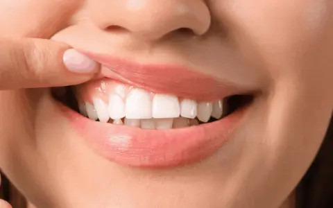 Bolące dziąsła: Jak szybko znaleźć ulgę i kiedy iść do dentysty?