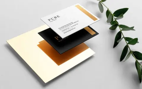 Diseño elegante de tarjetas de visita PURE Beauty Boutique. Ideas para como diseñar una tarjeta de visita con detalles dorados y tipografía minimalista.