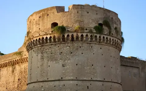 Castello Aragonese, un must per chi visita Crotone. Imponente fortezza con mura antiche e un fascino senza tempo.