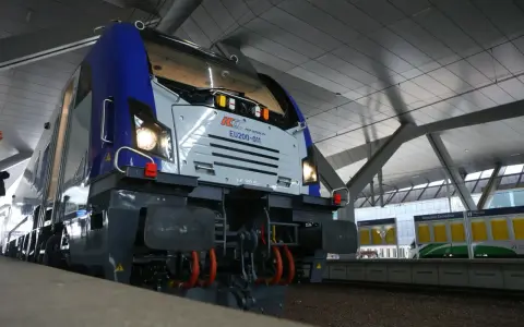 Nowoczesne lokomotywy PKP Intercity EU200-011 na dworcu Warszawa Zachodnia, gotowe do podróży.
