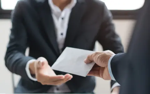 Przekazanie koperty z pieniędzmi. Pytanie: jak długo syndyk zajmuje wynagrodzenie?