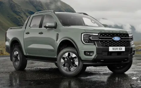 Nowy Ford Ranger Platinum w zielonym kolorze, gotowy na przygodę w górach.