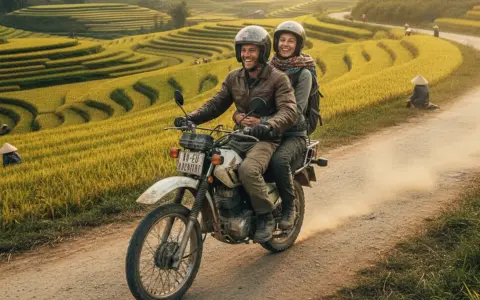 Para podróżuje motocyklem przez tarasowe pola ryżowe w Wietnamie. Warto zabrać do Wietnamu wygodne ubrania i kask.