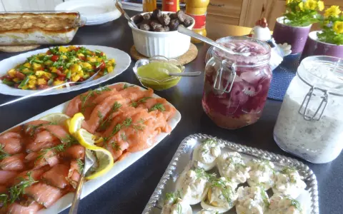 En härlig påsk middag med gravad lax, köttbullar, ägghalvor, sallad och inlagd rödlök.