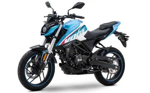 Una moto 125 china, con diseño deportivo en blanco y azul, lista para la aventura urbana.