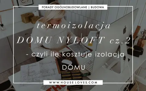 Kobieta analizuje plany domu, szukając informacji o koszt ocieplenia domu. Na ekranie komputera widnieje napis "termoizolacja domu Nyloft cz. 2".