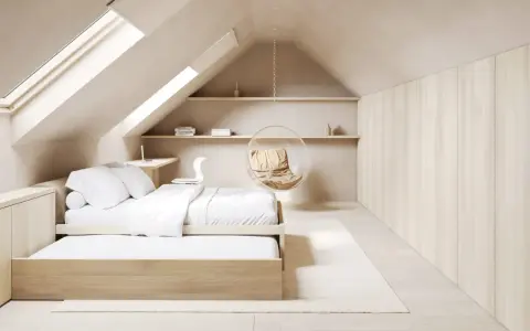 Chambre mansardée avec lit bas en bois, fauteuil bulle suspendu et étagères. Une décoration de chambre moderne et épurée.