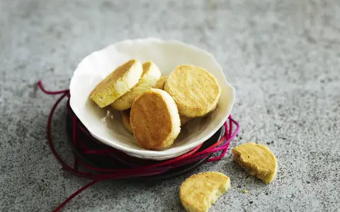 Délicieux sablés moelleux dorés, servis dans une coupelle blanche. Parfaits pour accompagner un café.