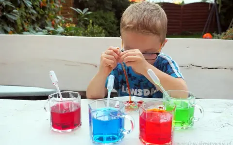 Eksperymenty z wodą dla dzieci: 10+ pomysłów na naukę i zabawę!