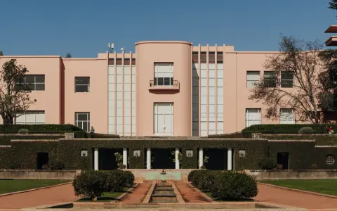 Muzeum sztuki współczesnej Serralves w Porto – historia, wystawy i więcej
