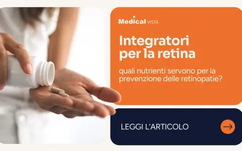 Mano che versa integratori per la retina da un flacone. L'articolo parla di quali nutrienti servono per la prevenzione delle retinopatie.