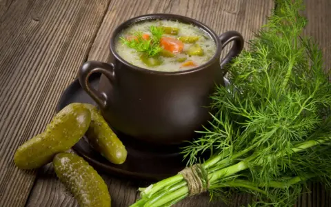Czy zupa ogórkowa jest zdrowa? Odkryj jej ukryte korzyści zdrowotne