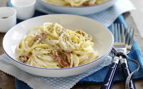 Carbonara ze śmietaną czy bez? Rozwiewamy mit i odkrywamy smak Włoch