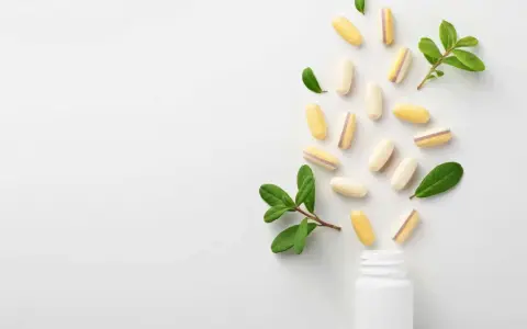 Pastillas y hojas verdes sugieren las propiedades del ácido alfa lipoico.