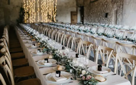 Długi stół weselny, przygotowany na przyjęcie. Czy to już poprawiny? Eleganckie nakrycia, świece i kwiaty tworzą magiczną atmosferę.