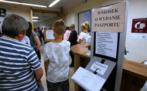 Kolejka do biura paszportowego w Opolu. Ludzie czekają na złożenie wniosku o wydanie paszportu.