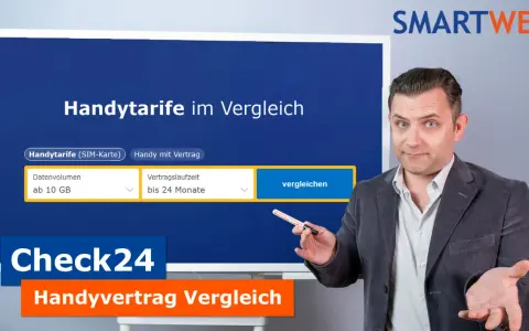 Mann mit Gesten vor Bildschirm mit Handyvergleich-Tool von Check24 und Smartweb-Logo.