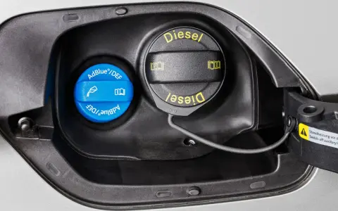 Blå AdBlue-lock bredvid diesellocket. För att veta hur mycket AdBlue man ska fylla på, kolla bilens manual.